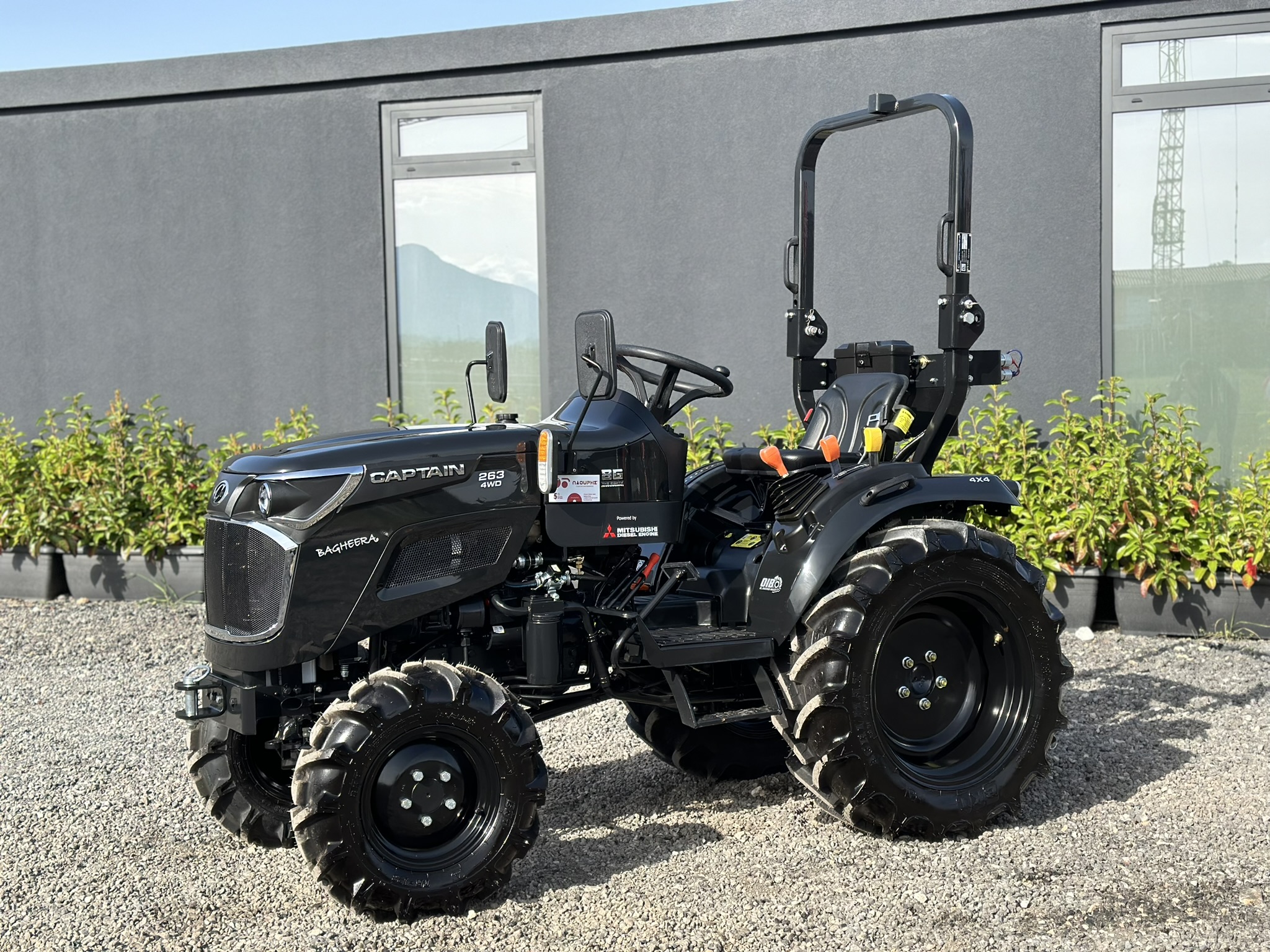 Captain 2532 black tractor side profile