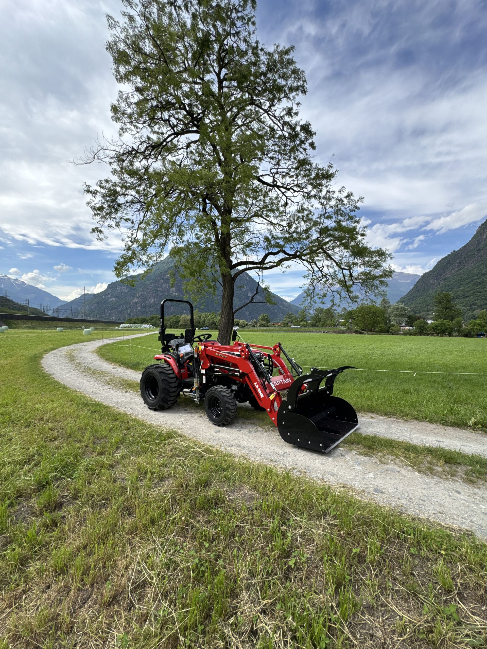Captain 2532 tractor with loader in a farm field